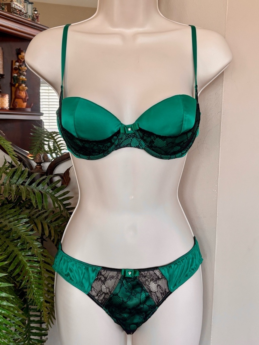 NWT Victoria's Secret Vintage Emerald Green Satin Black Lace Bra & Panty Set